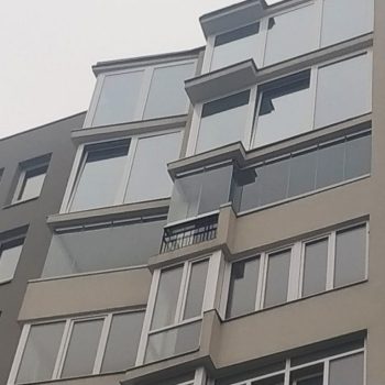 якісне безрамне скління балконів